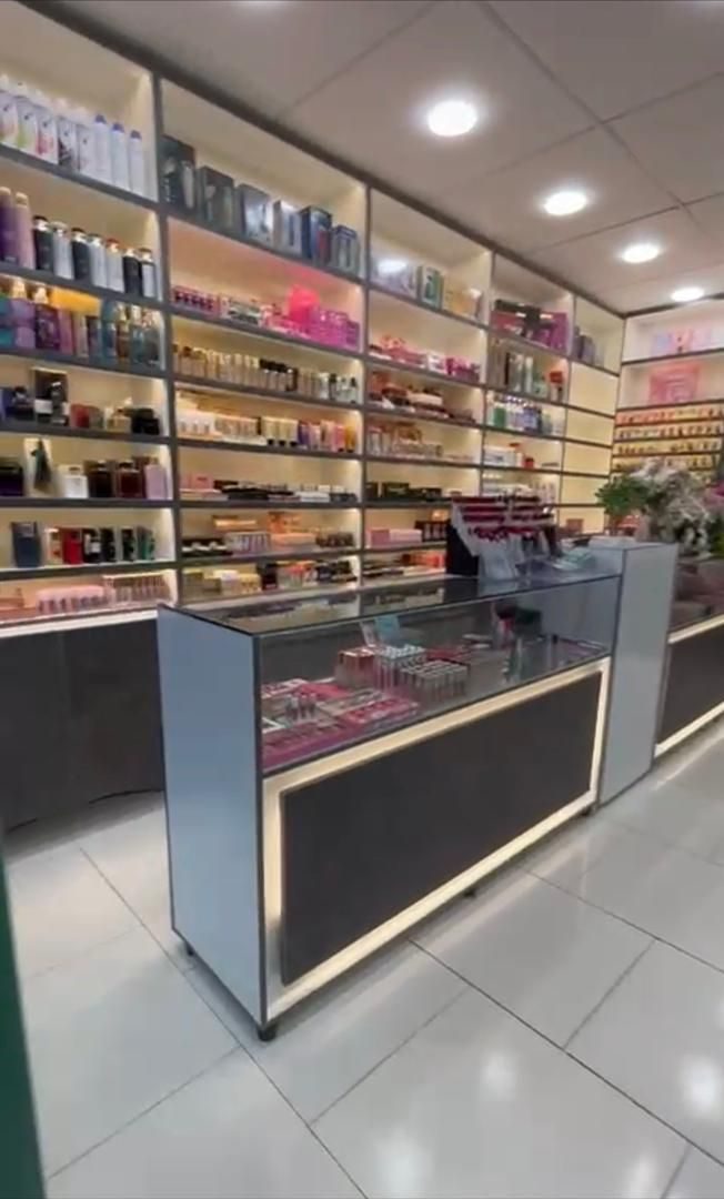 کانتر صندوق LED در فروشگاه آرایشی